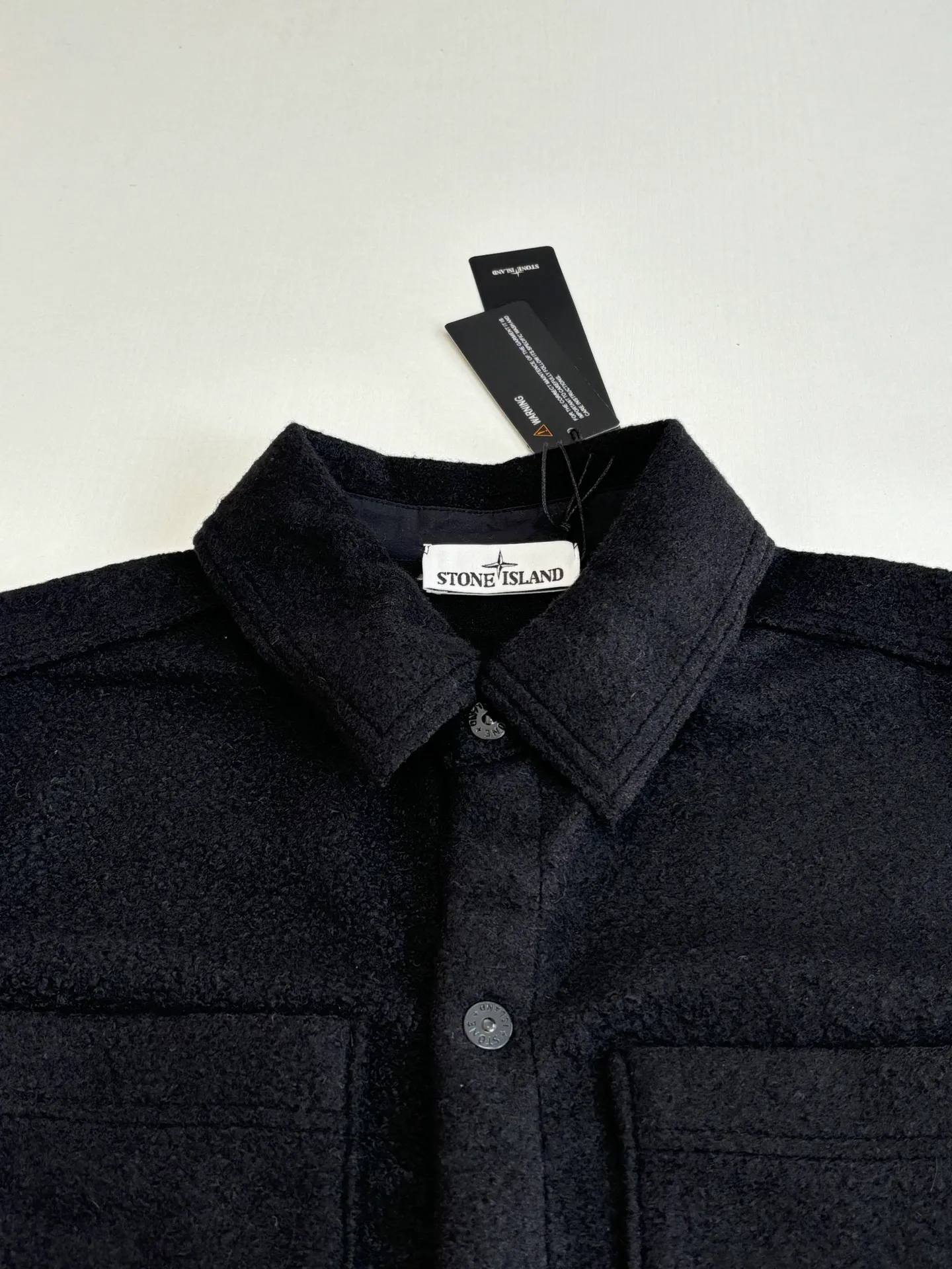 P770 Stone Island*/Stone Island Solid color single-breasted woolen cardigan jacket Customized 90 wool 10 cashmere fabric The surface is silky and shiny after post-processing It has a metallic nylon series gloss Customized molded four-button closure The entire jacket is still luxury-grade workmanship The inside is hand-made and seamless The strongest armbands on the Internet with sky and earth lines, eight o'clock and one line, and white leakage on the back All matching accessories are customized nfc complete Size: S/M/L/XL
